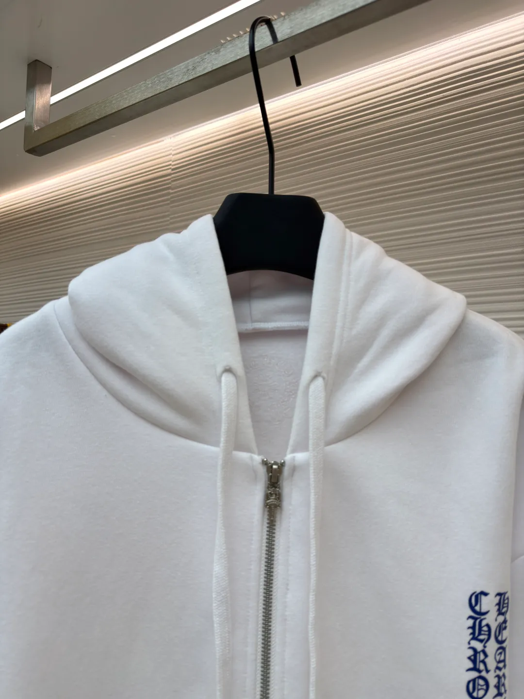 Chrome Hearts1988 limited Sanskrit printed zipper hoodie ●Original version: purchased and developed by 11759 ●Item number: 1681111-B05 ●Fabric: Fleece full size fabric ●Technology: Made with thermoset ink ●Version: Loose version ●Weight: about 710g ●Size: S-M-L-XL ●Description: The fabric is made of fleece 420g pure cotton and printed using a variety of printing techniques, thermoset ink printing. The overall wiring is straight and delicate, the fabric is comfortable and soft, and the color is consistent without color difference. It can be matched with the same style to create a fashionable look and control various occasions. Customized accessories, complete with three standards, same style for men and women!